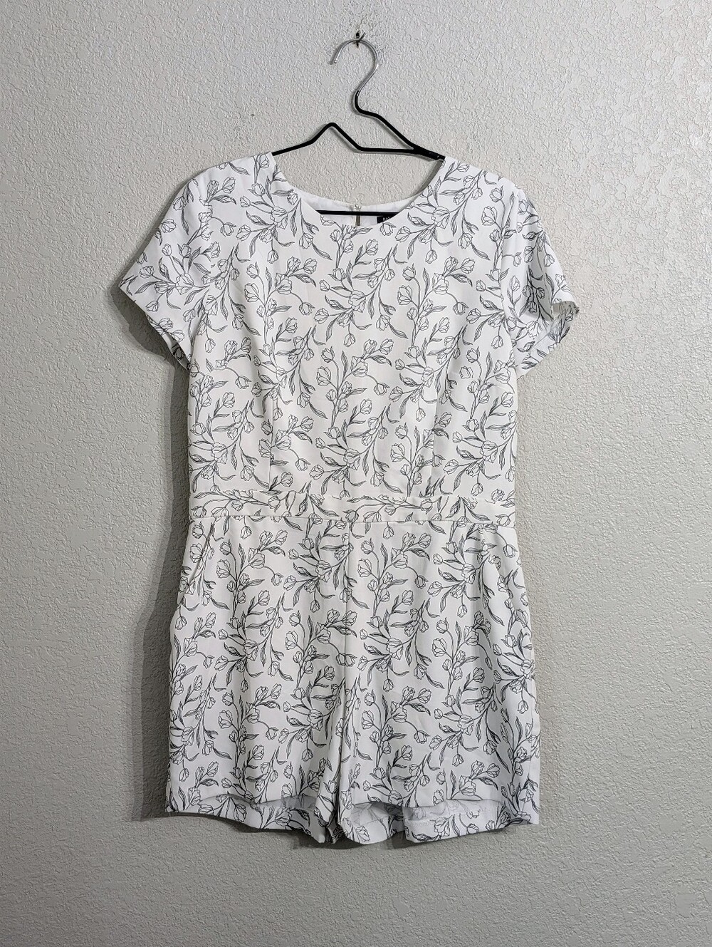 Banana Republic White Black Floral Romper Size 12 Pockets Party Brunch Church